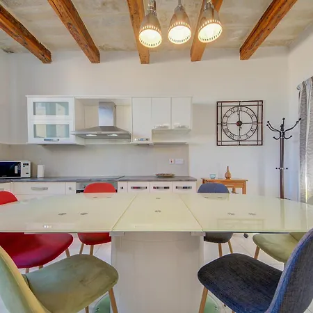 Cozy 1br Prime Spot Near Restaurants And Transport