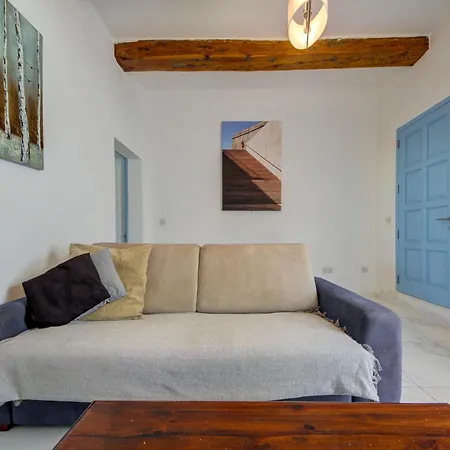 Апартаменты Cozy 1br Prime Spot Near Restaurants And Transport